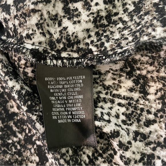 Mossimo Snake Print Lace Ruffle Top Women Medium Sleeveless Black White Romantic - Picture 9 of 9